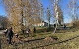 Iryna Dubeshko - Уборка территории возле памятника в д. Волька. 04.11.2023