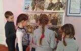 Iryna Dubeshko - Учащиеся 1 класса знакомятся с выставкой книг и фотографий, посвящённой Дню памяти юного героя-антифашиста.08.02.2019